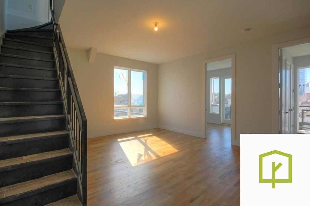 852 Metropolitan Ave - Photo 2