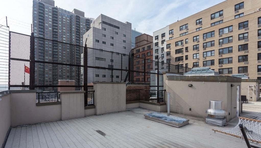 KIPS BAY unit with PRIVATE outdoor space! - Photo 0