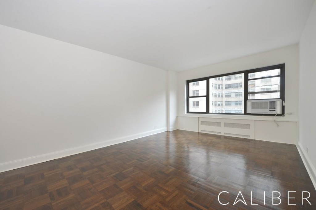 East 55th Street - Photo 6