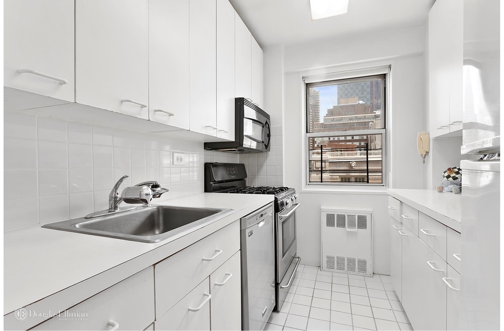 404 East 66th St - Photo 2