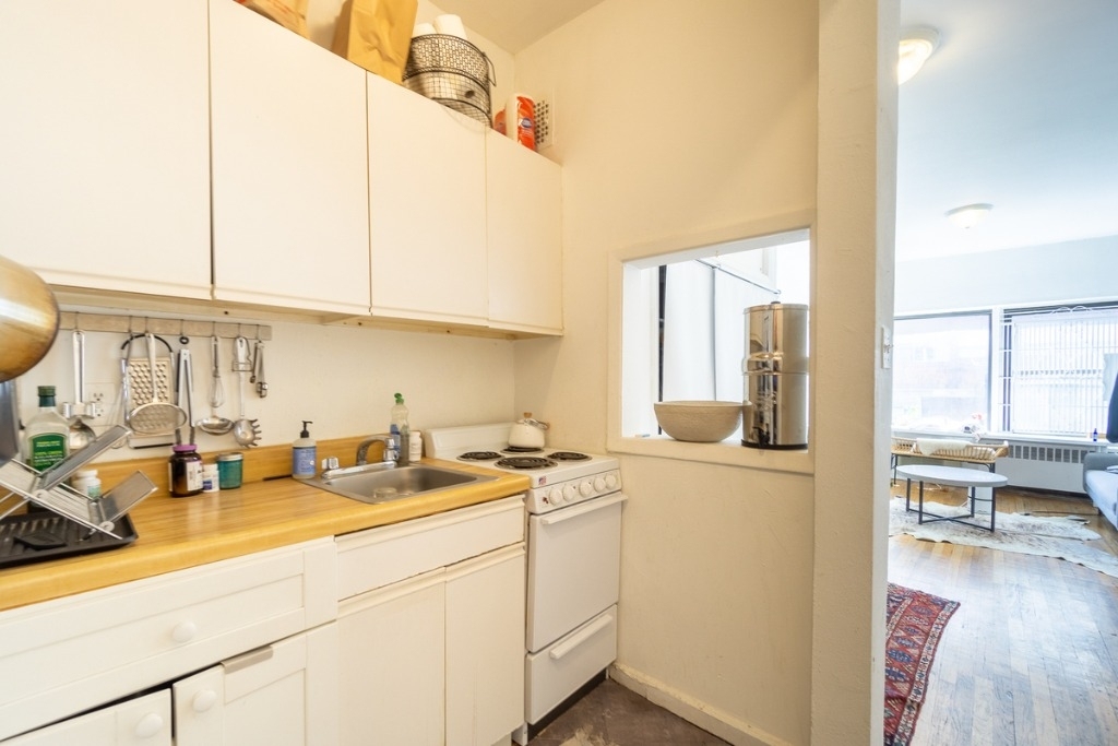 321 East 25th Street - Photo 3