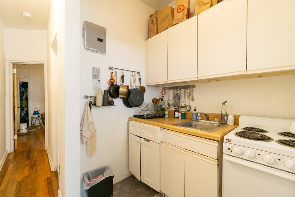 321 East 25th Street - Photo 2