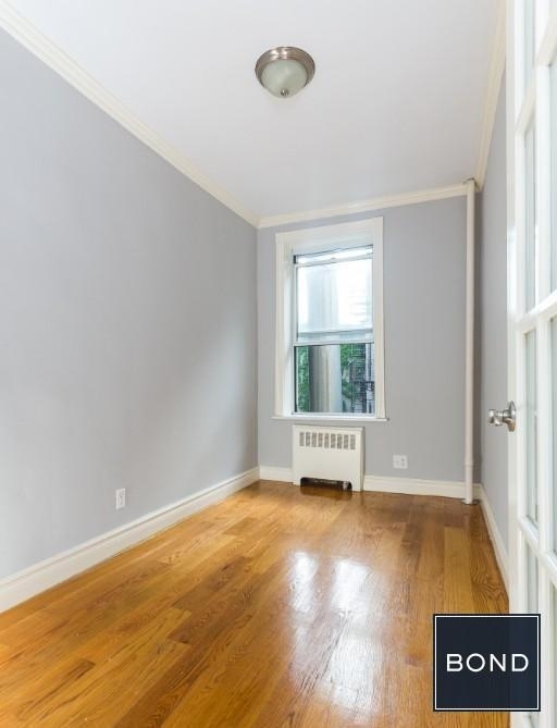 562 Hudson Street - Photo 3