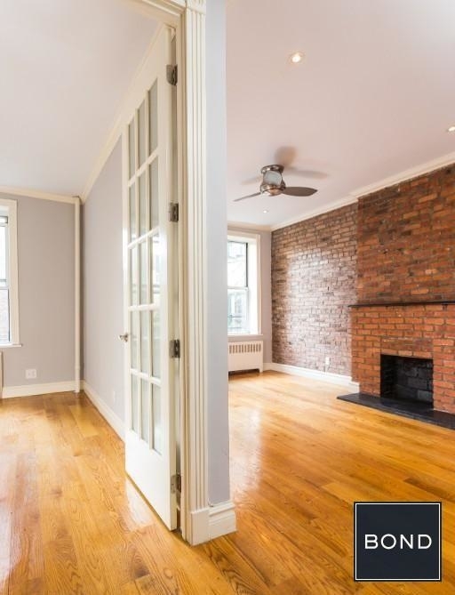 562 Hudson Street - Photo 2