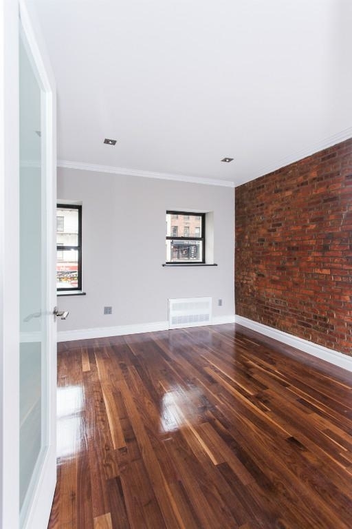 321 East 10th street - Photo 1