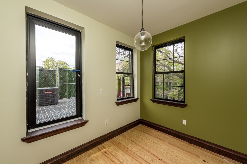 689 Lorimer st - Photo 2