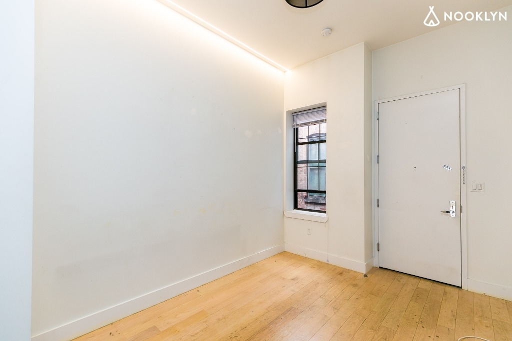 1319 Bedford Ave - Photo 2