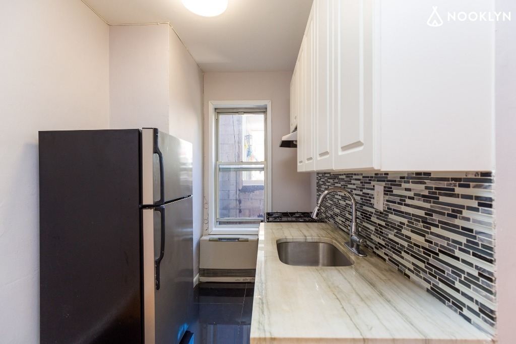 272 Grand st - Photo 5