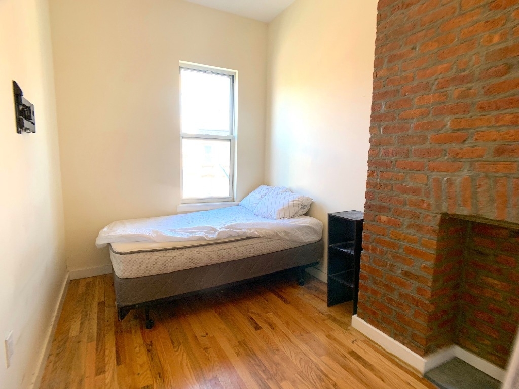 518 Grand St - Photo 4