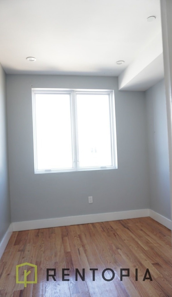 679 Grand St - Photo 2