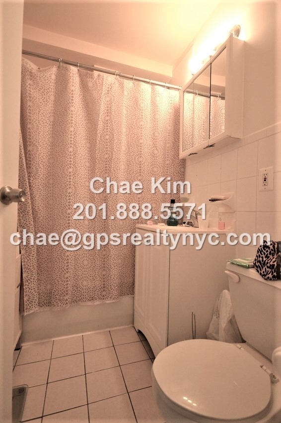 246 Manhattan Ave - Photo 3