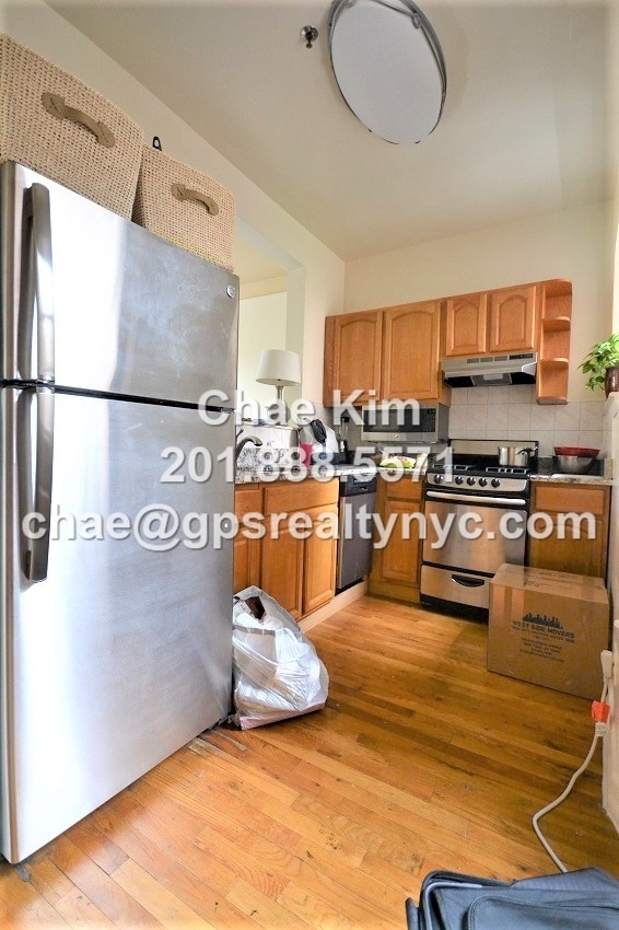 246 Manhattan Ave - Photo 2