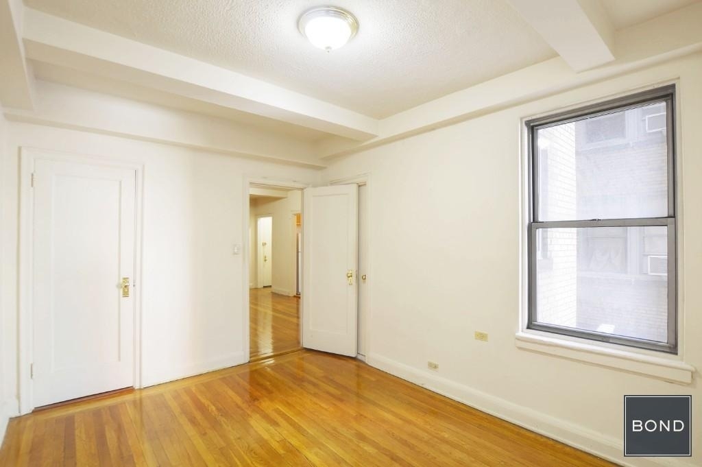 301 East 38 Street - Photo 4