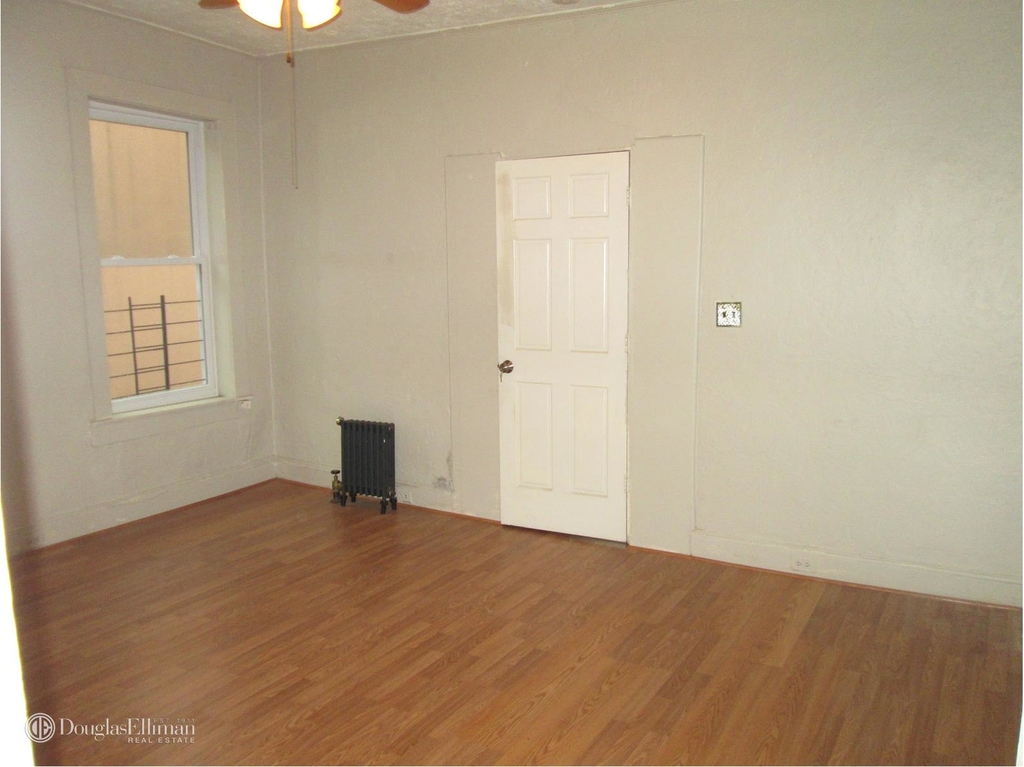 581 Wyona St - Photo 2