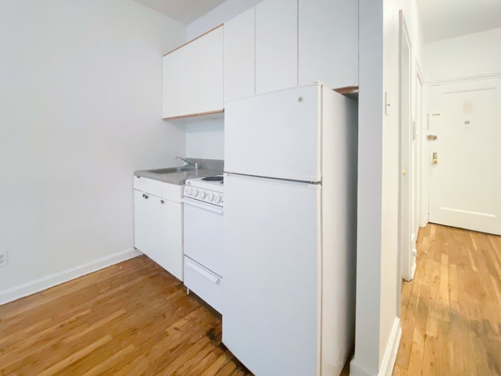 315 East 5th Street - Photo 2