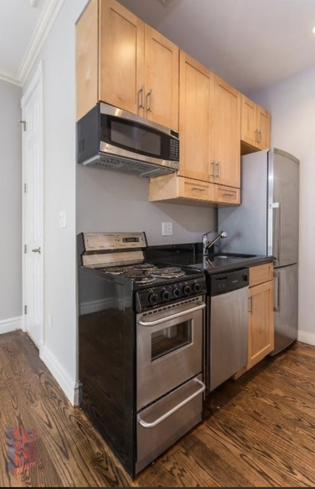 330 e 35th  - Photo 7