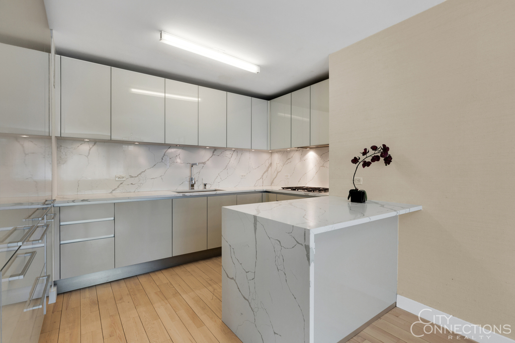 322 W 57th St - Photo 3