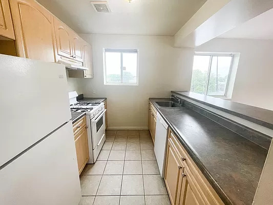 67-29 Exeter Street - Photo 2