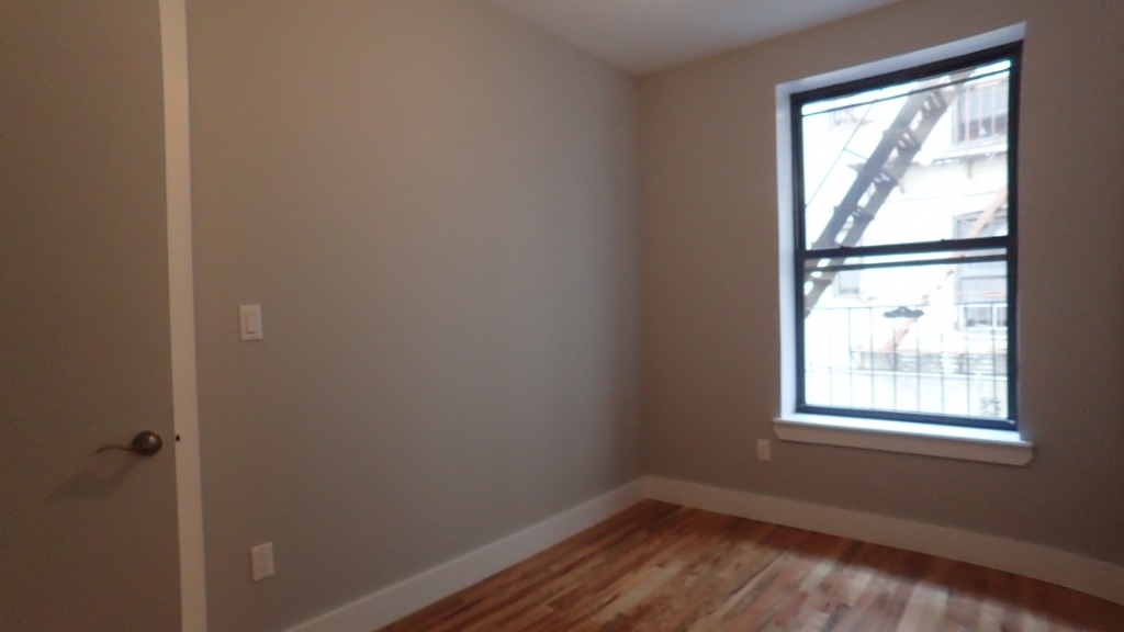 1571 Sterling Pl - Photo 4