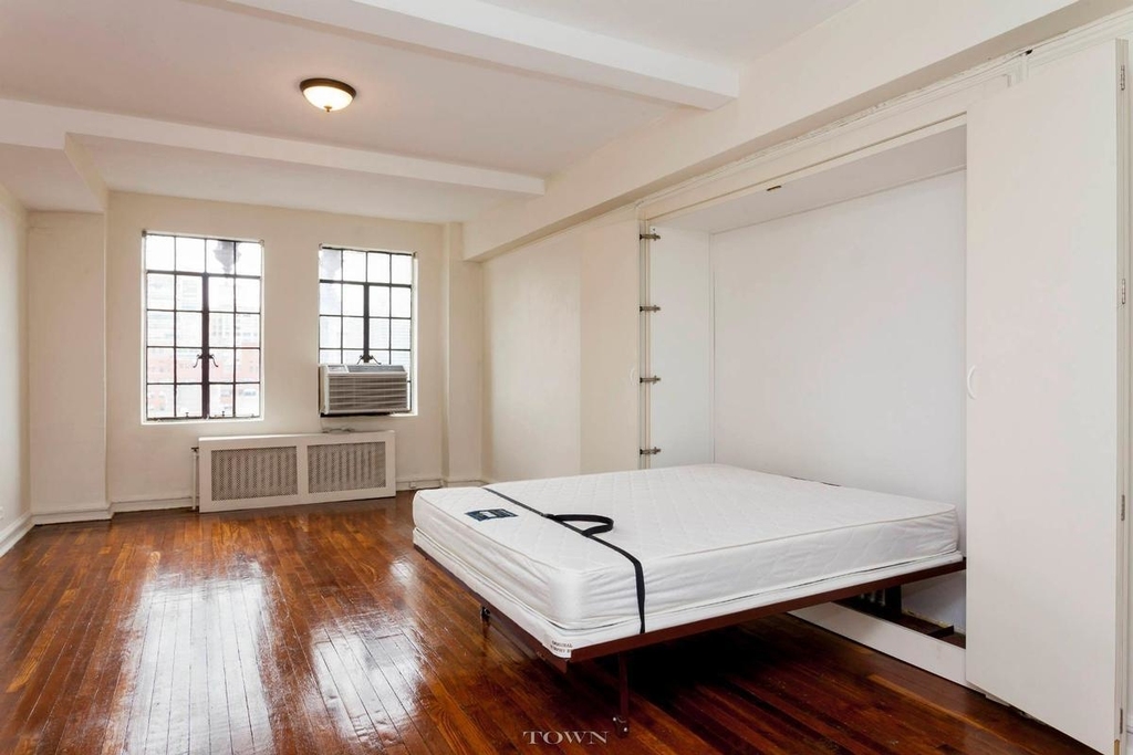 320 East 42nd - Photo 3