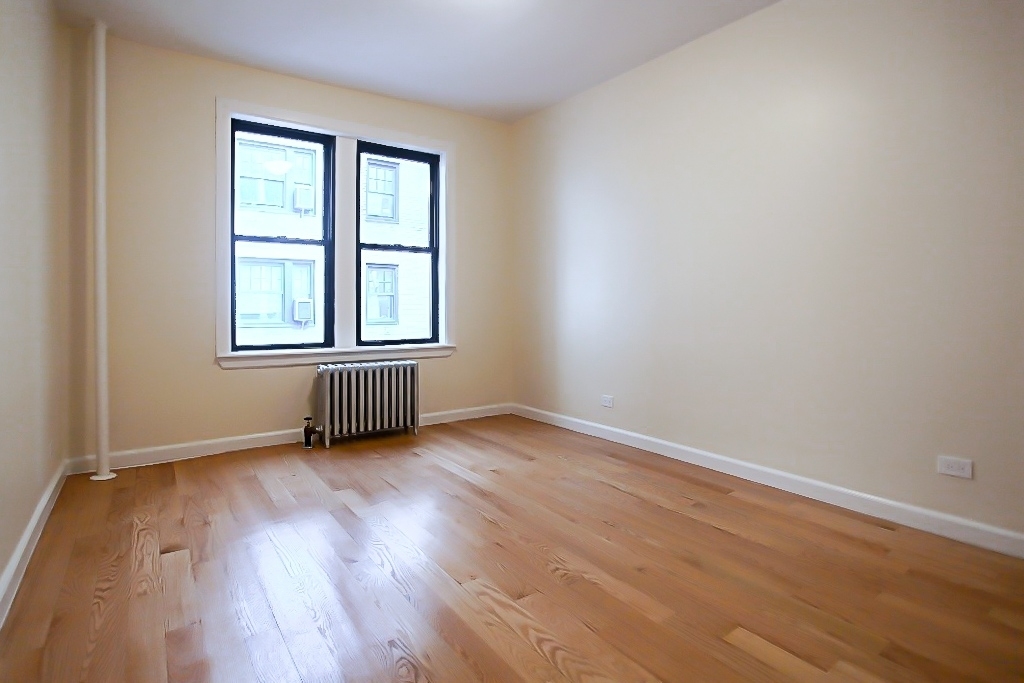 218 West 10th Street - Photo 3