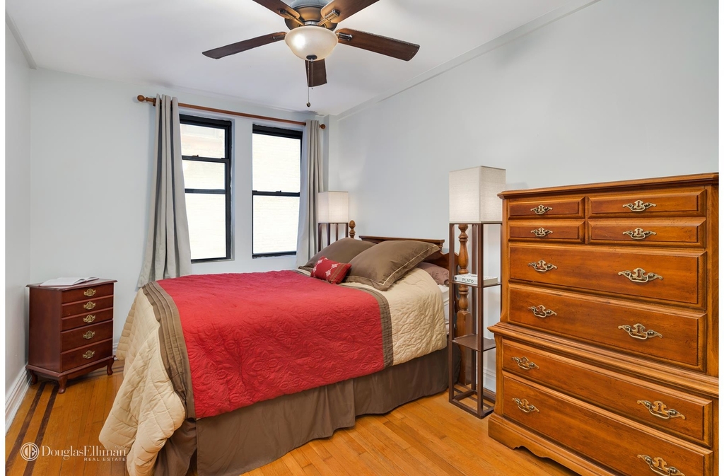 142 East 49th St - Photo 4