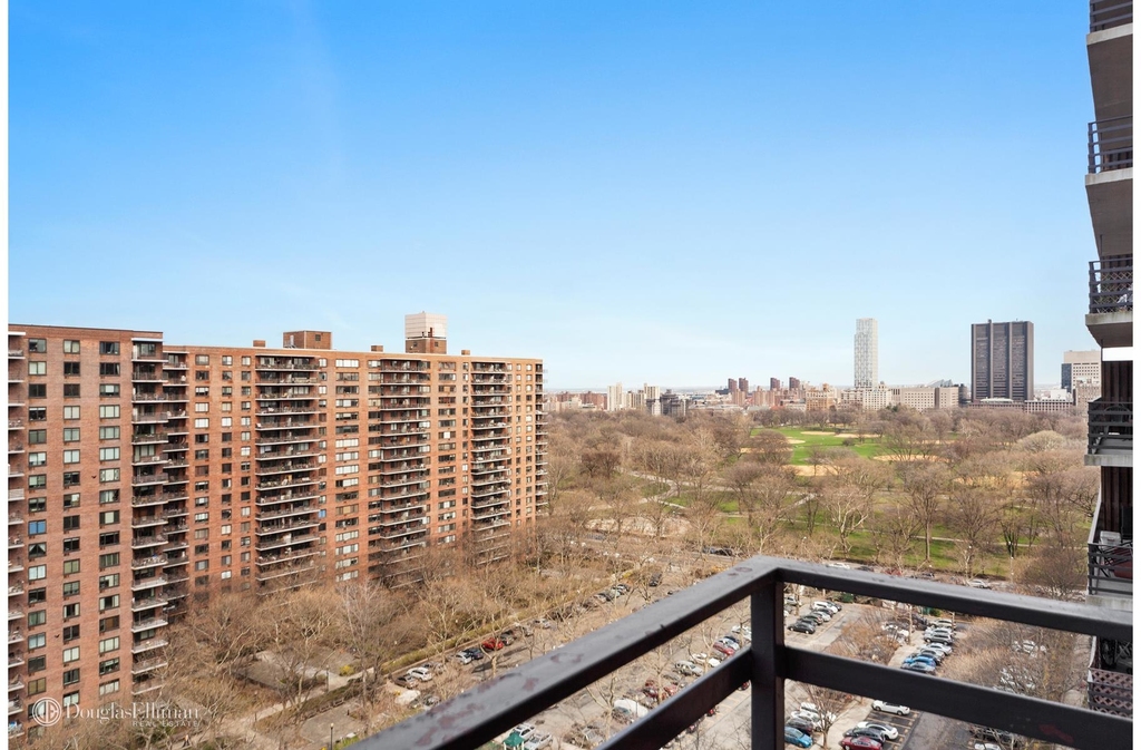 382 Central Park West - Photo 4