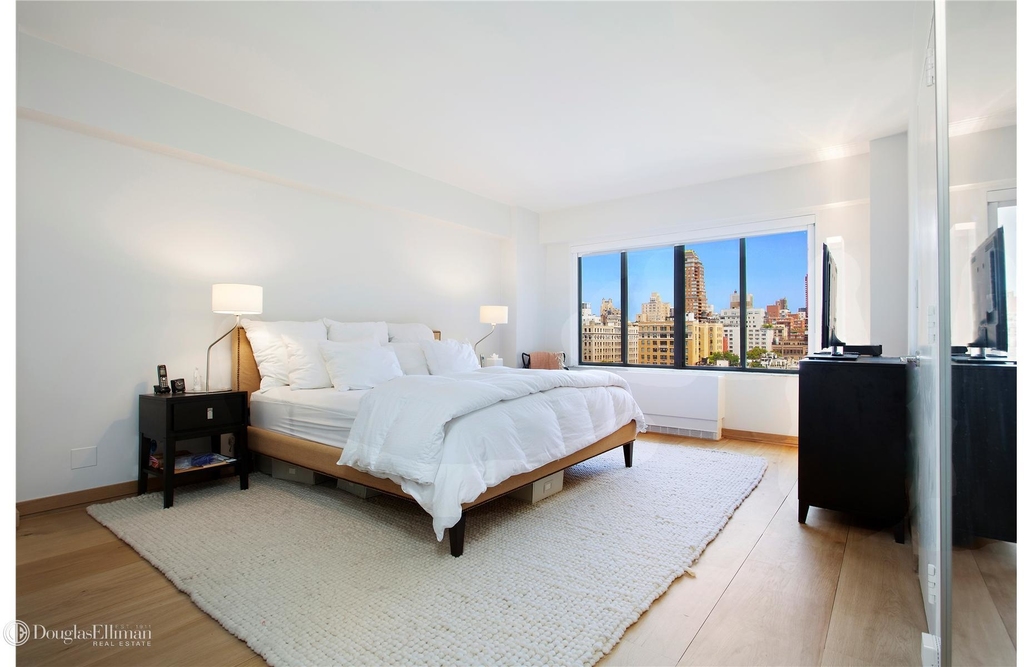 900 Park Avenue - Photo 2