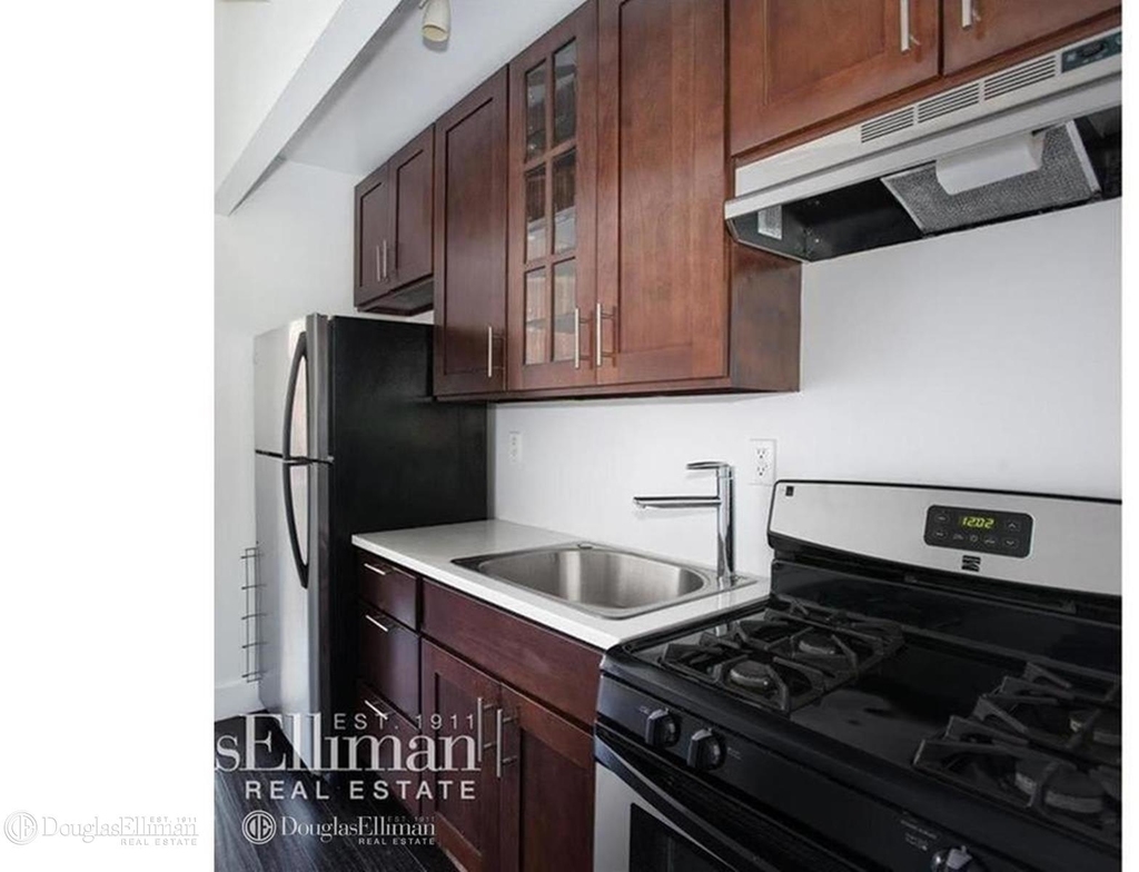 642 Tenth Avenue - Photo 2