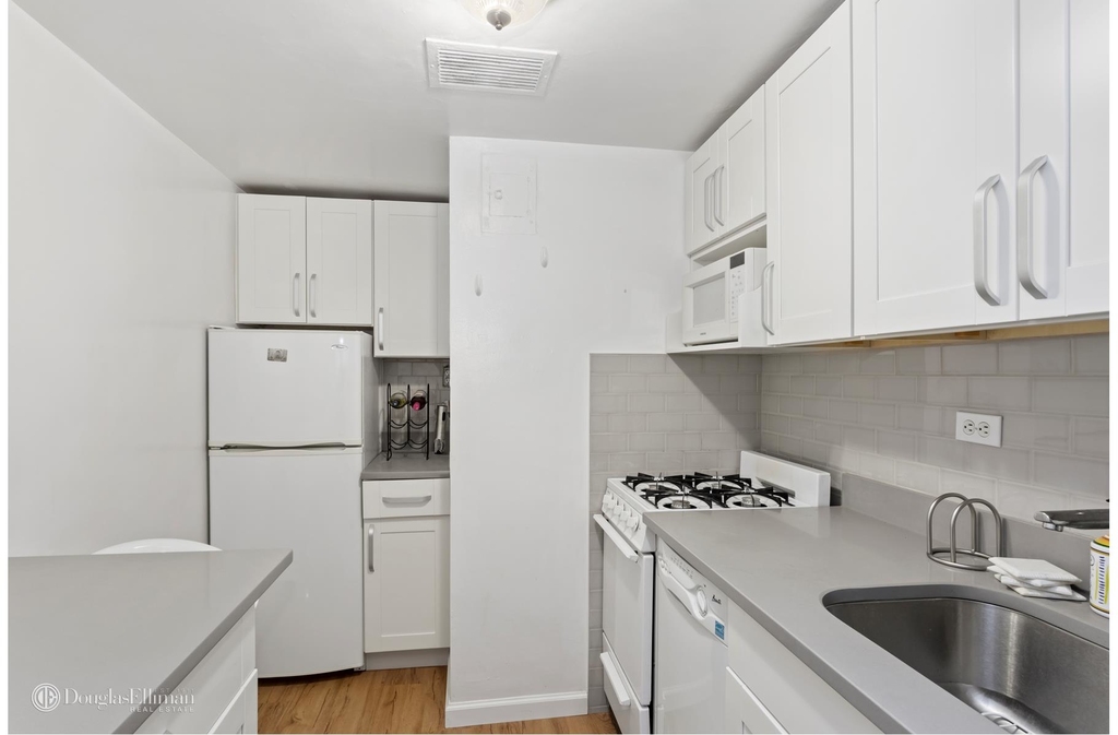 330 East 49th St - Photo 4