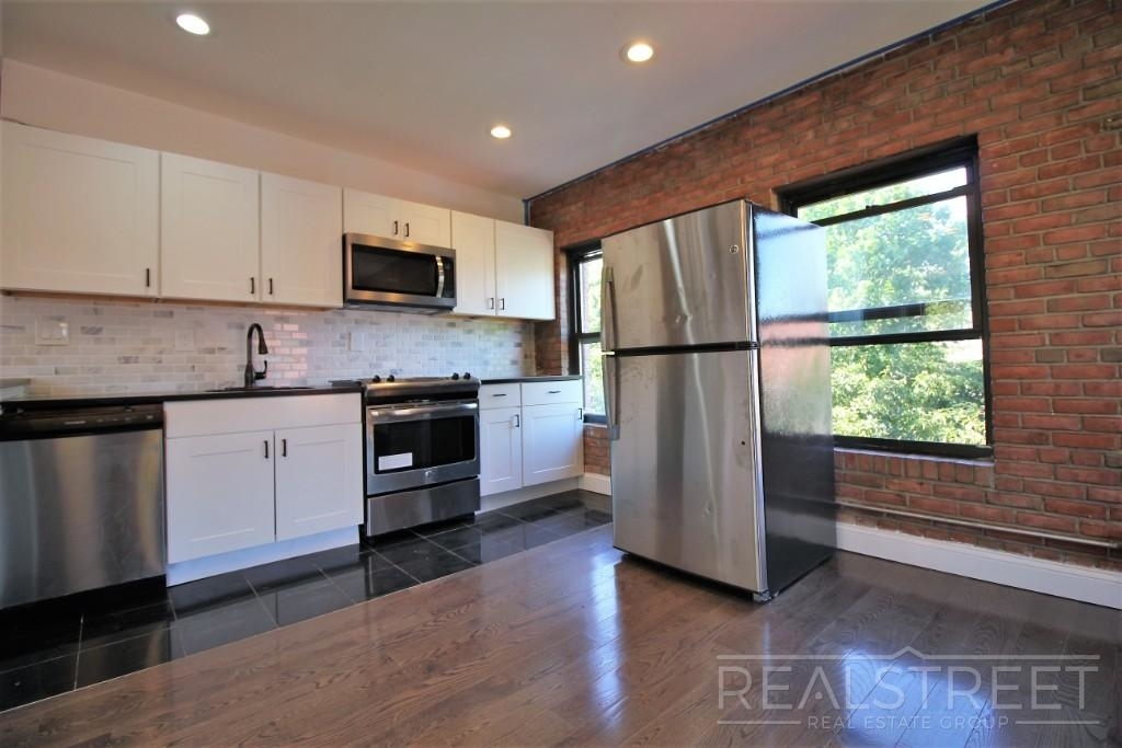 245 Bergen Street - Photo 2