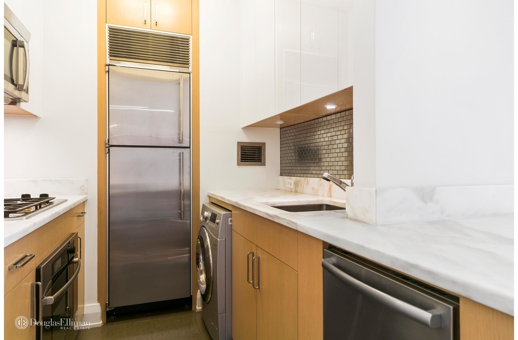 211 East 51st St - Photo 1