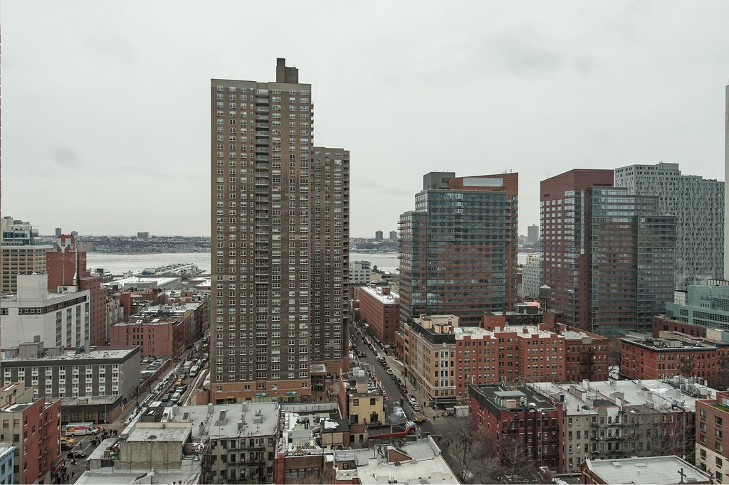 425 West 50th St - Photo 9