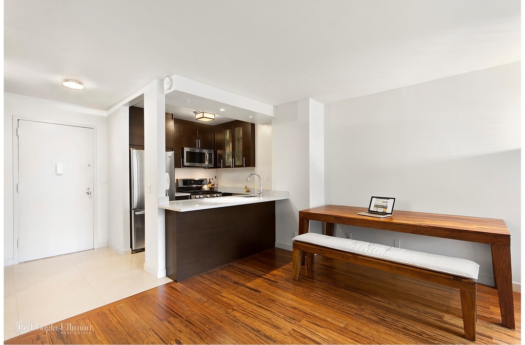 1 Irving Pl - Photo 2