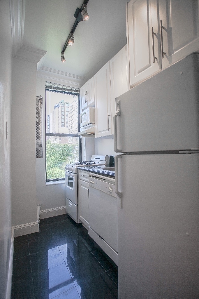 315 East 19th Street - Photo 2