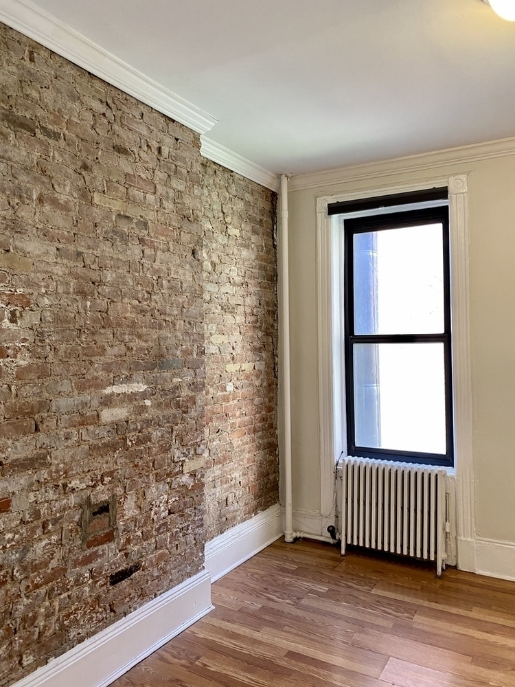 607 East 11th Street - Photo 1