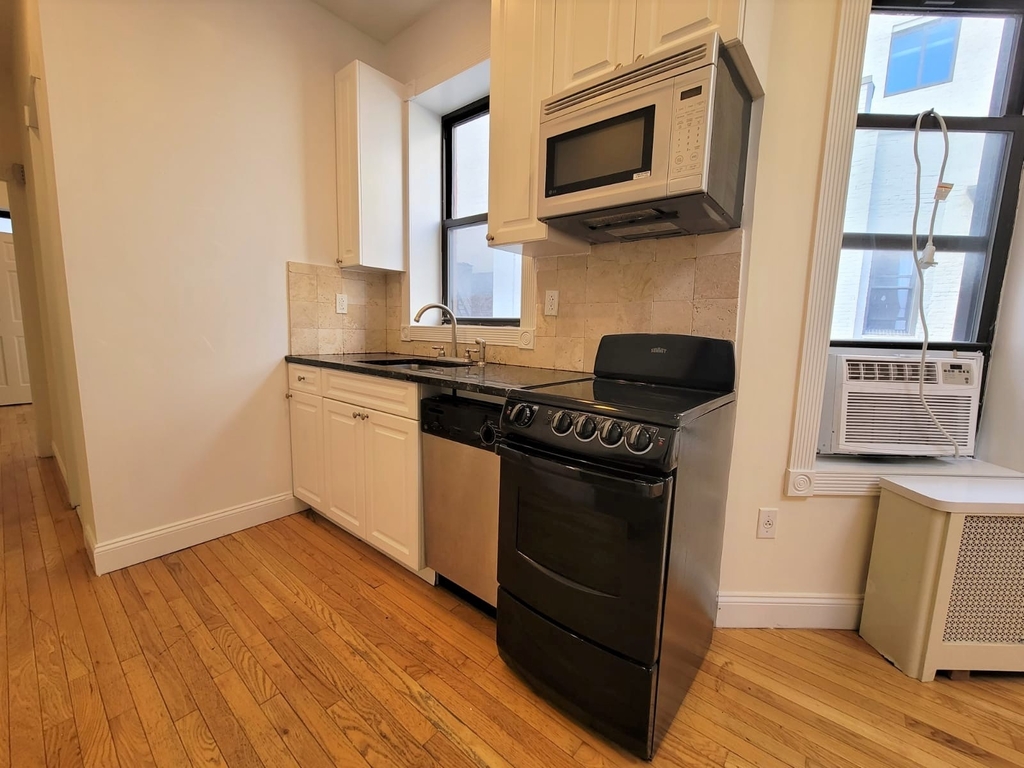 42 West 65th St - Photo 2