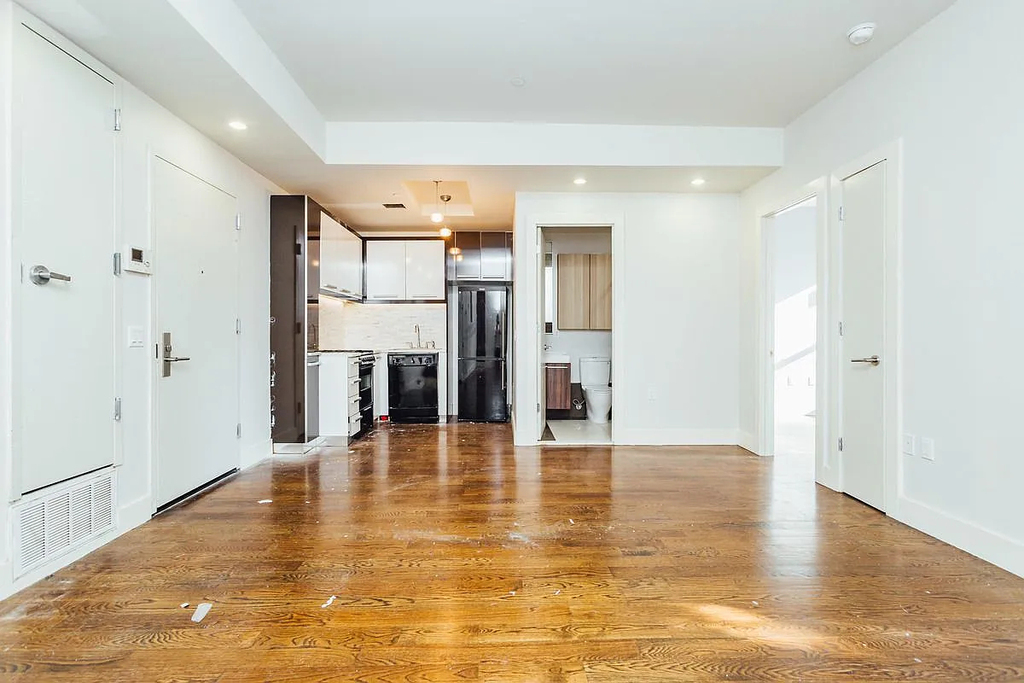 137 Manhattan Avenue - Photo 0
