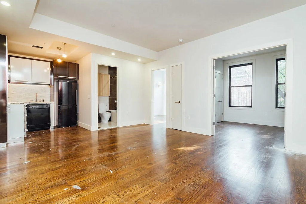 137 Manhattan Avenue - Photo 7