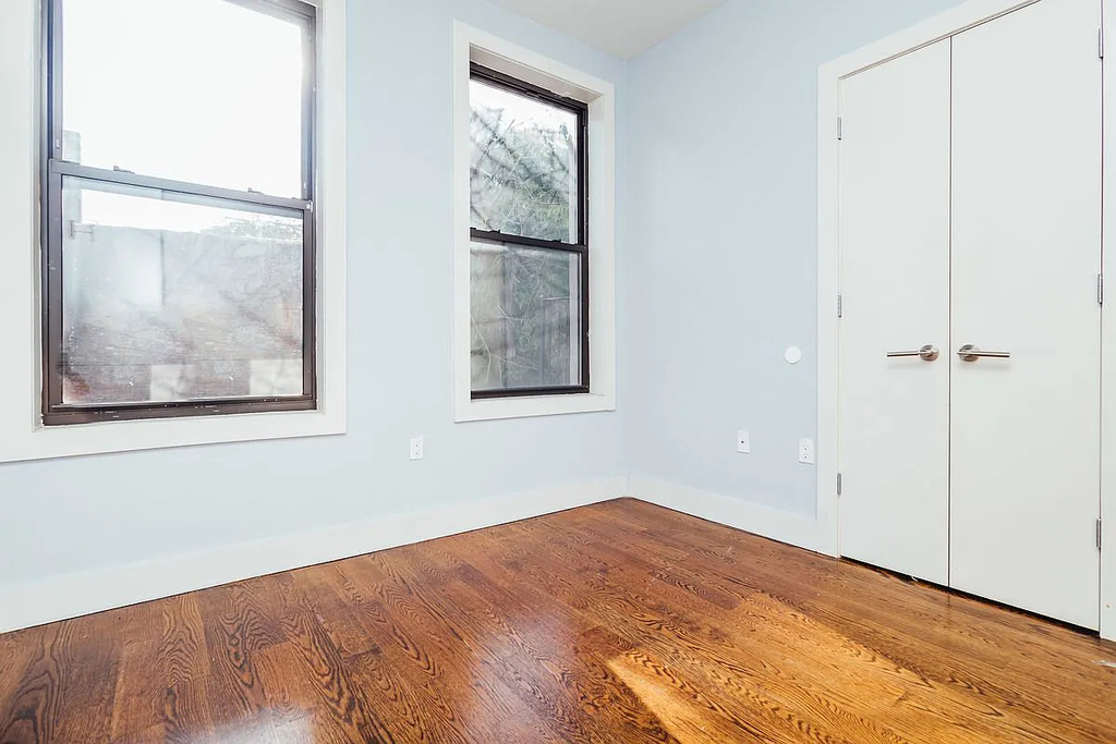 137 Manhattan Avenue - Photo 2
