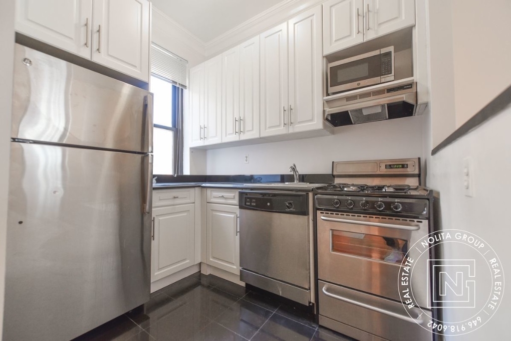 130 East 24th Street - Photo 1