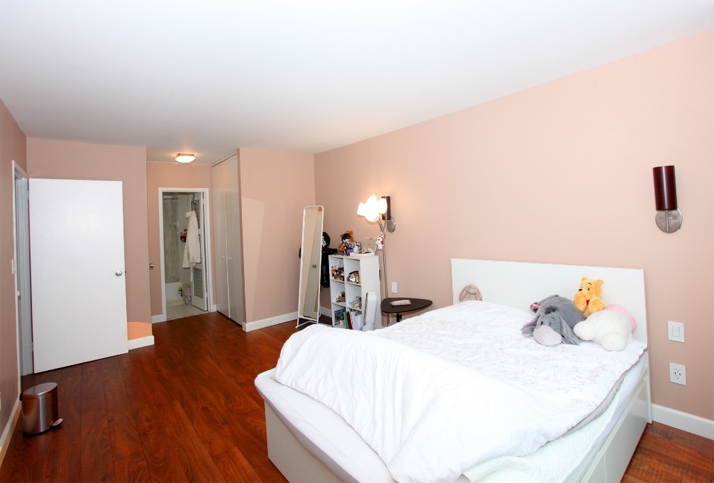 322 W 57th St - Photo 4