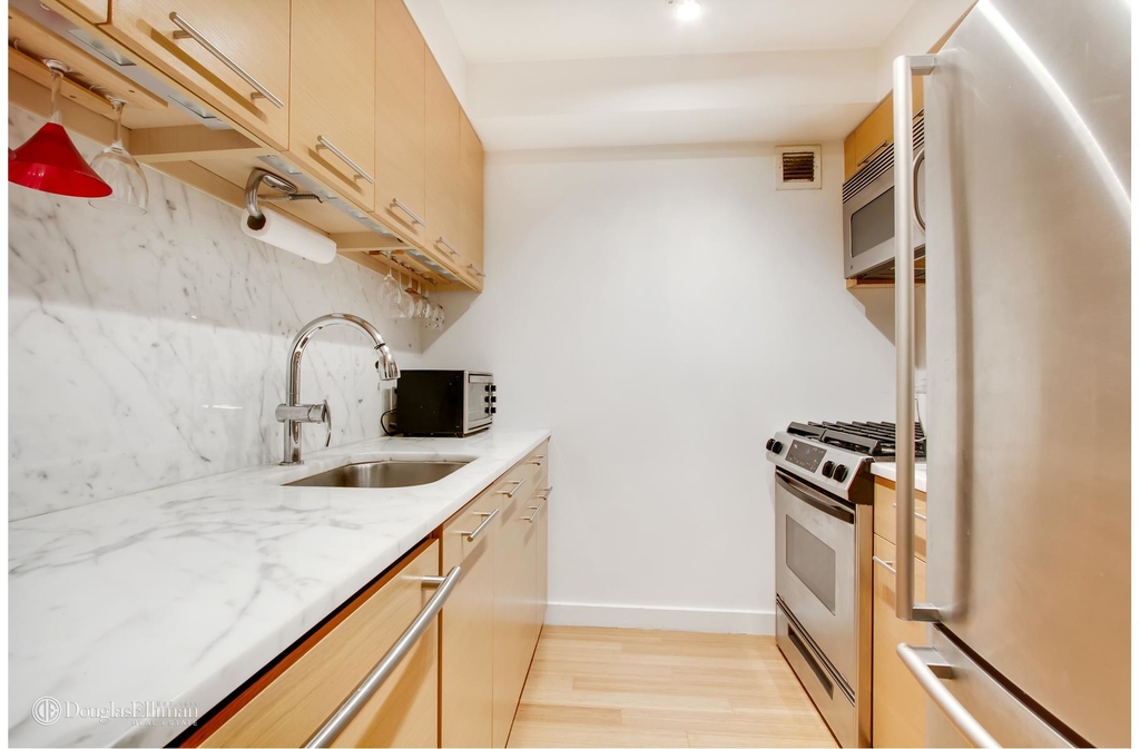 100 West 39th St - Photo 1