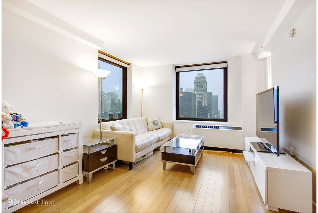 100 West 39th St - Photo 0