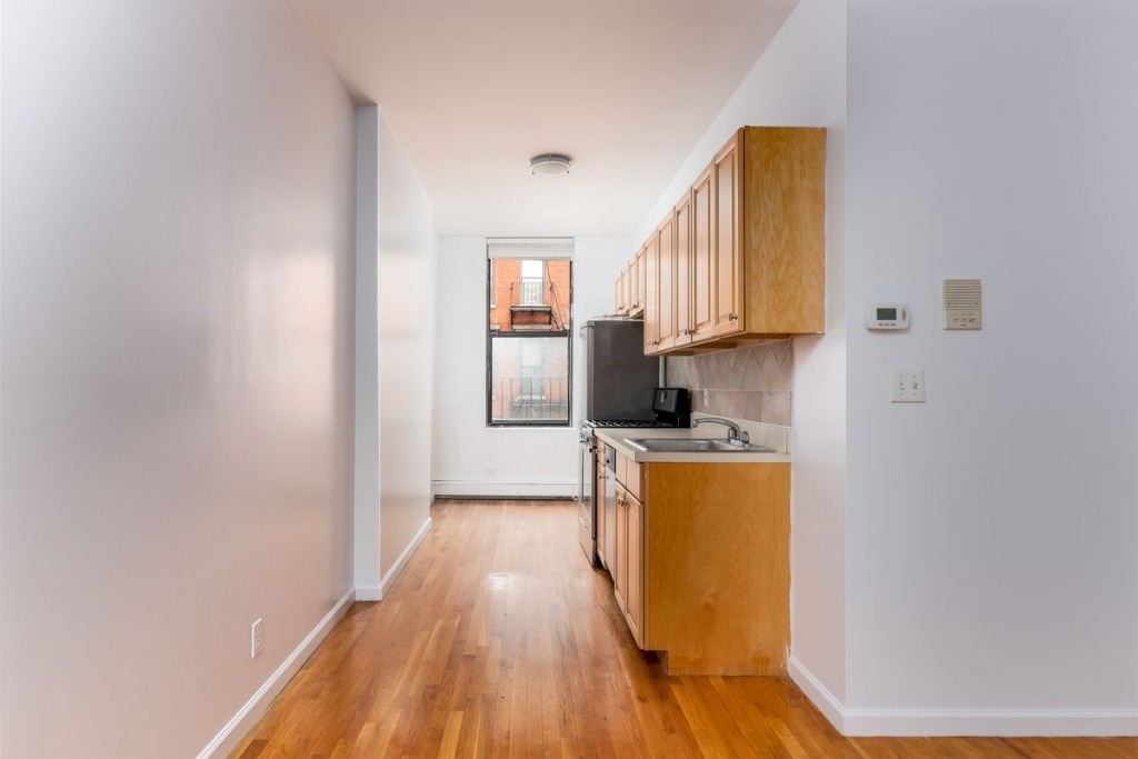 4 Bleecker St - Photo 1