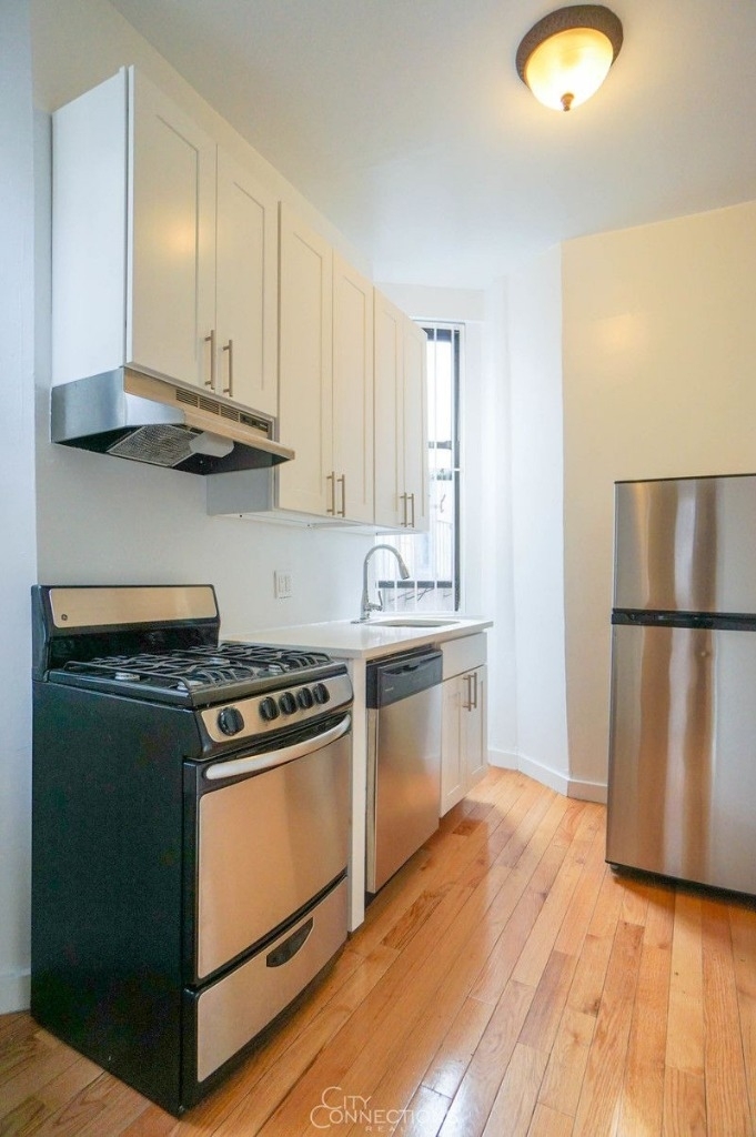 324 East 13th Street - Photo 6