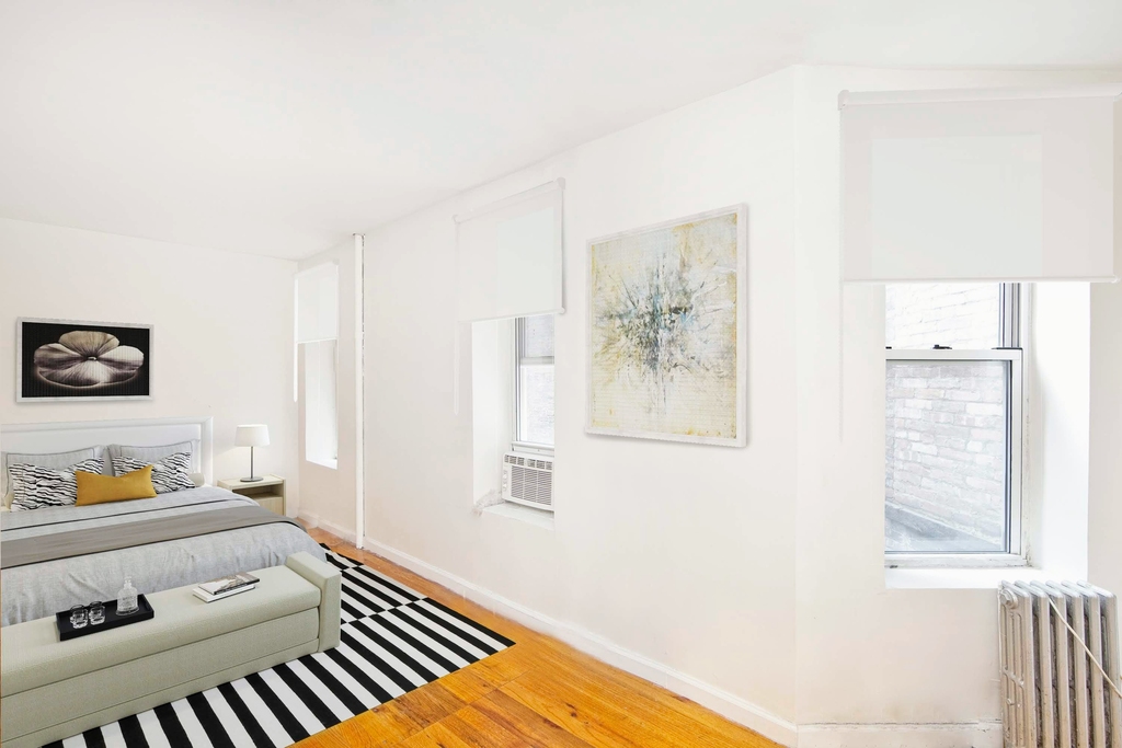 323 W 47th St - Photo 3