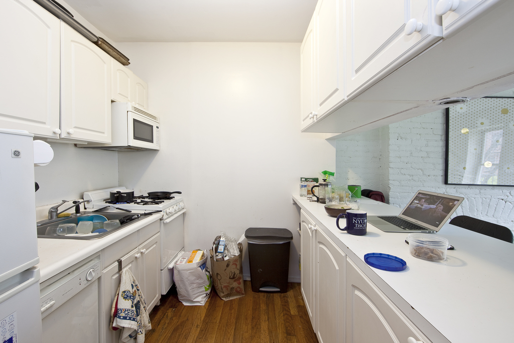 323 W 47th St - Photo 5