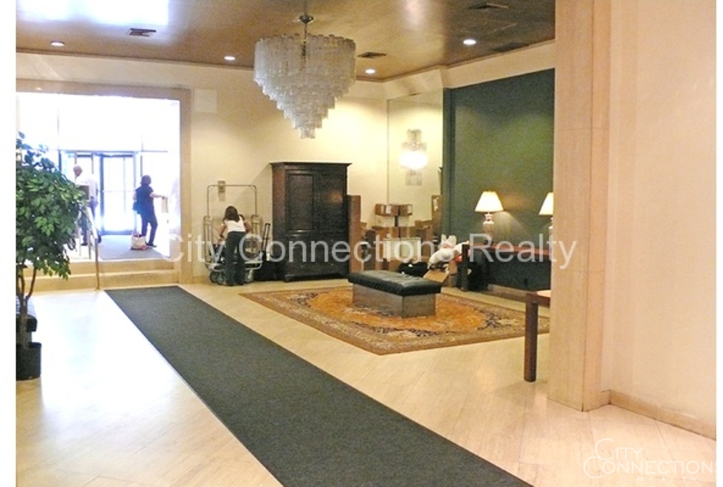 1 Astor Pl - Photo 2