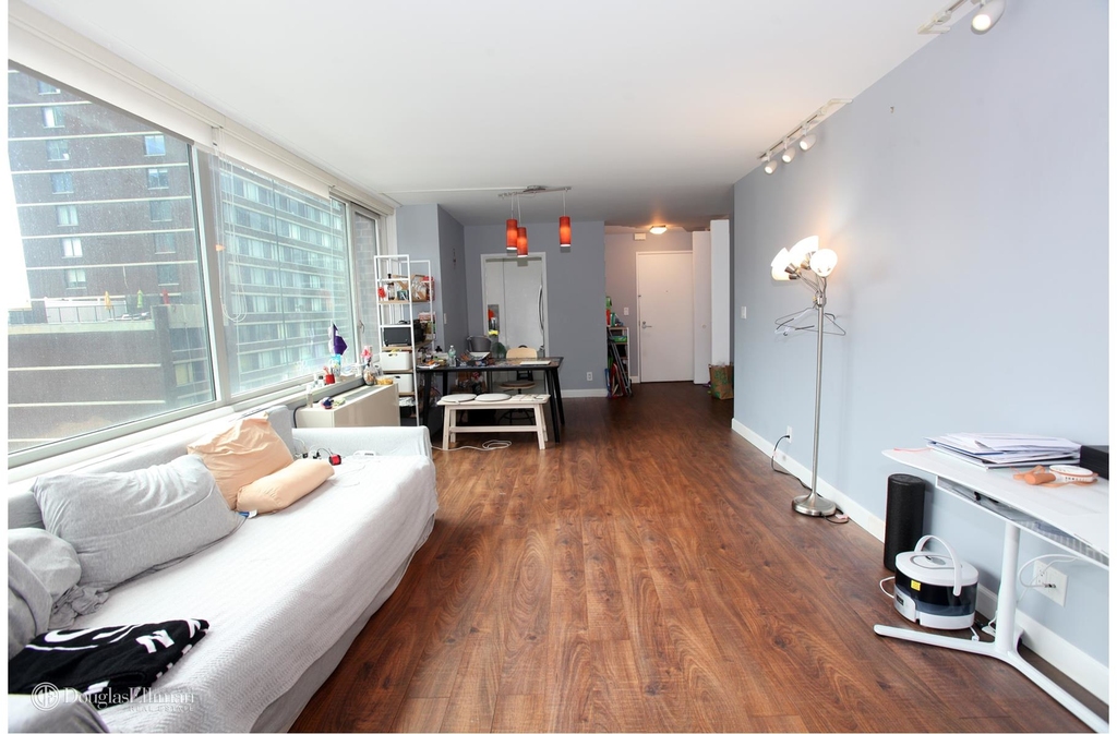 322 West 57th St - Photo 2